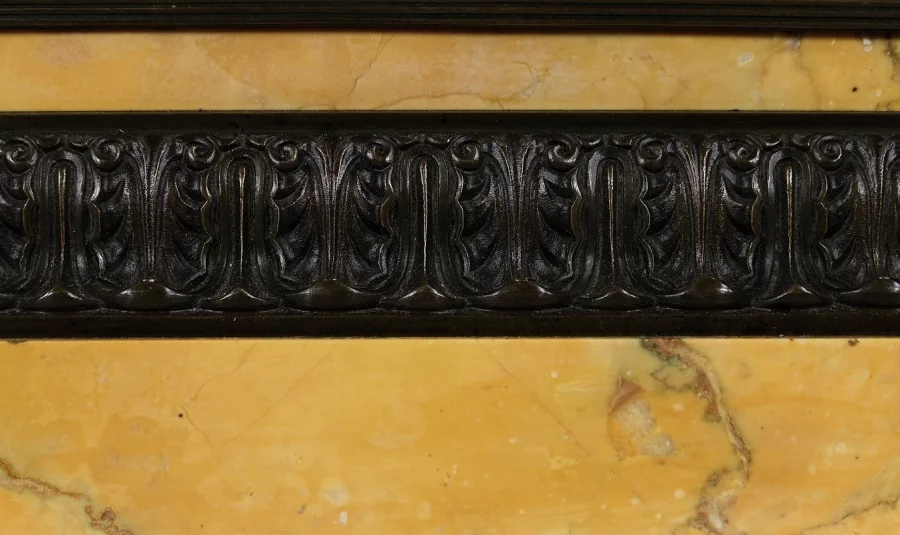 Importante Garniture de Cheminée en Marbre Jaune de Sienne et Bronze patiné, époque Empire – Début XIXe