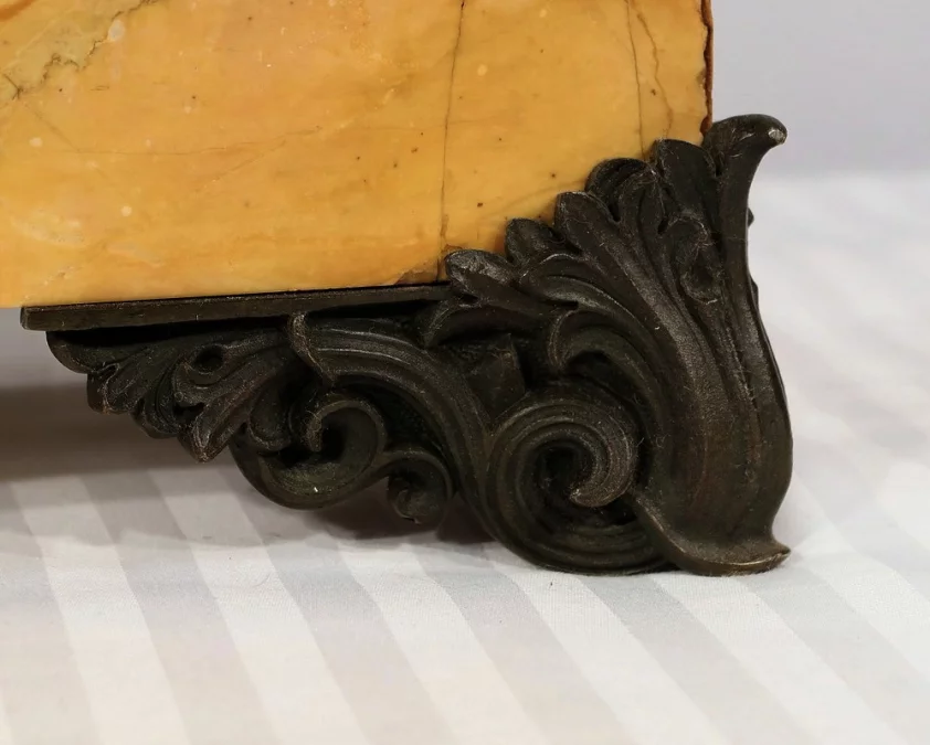 Importante Garniture de Cheminée en Marbre Jaune de Sienne et Bronze patiné, époque Empire – Début XIXe