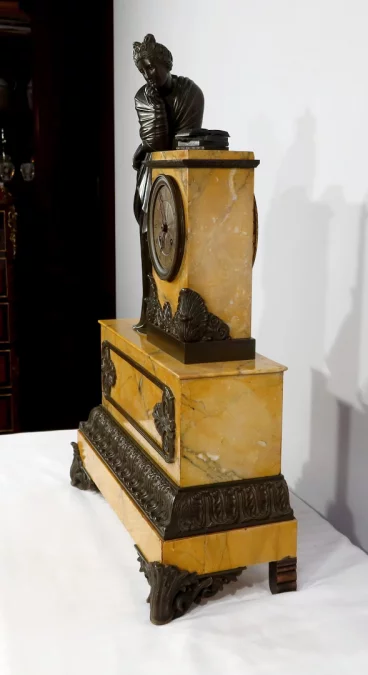 Importante Garniture de Cheminée en Marbre Jaune de Sienne et Bronze patiné, époque Empire – Début XIXe