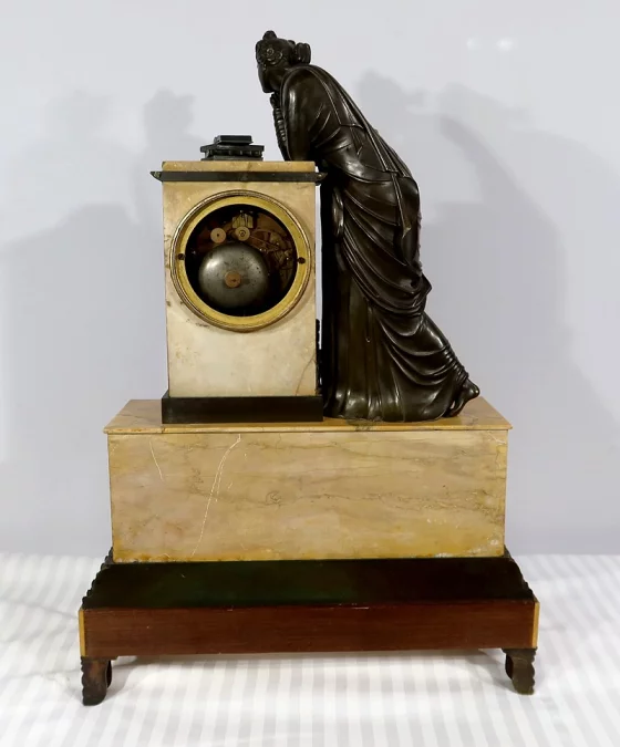 Importante Garniture de Cheminée en Marbre Jaune de Sienne et Bronze patiné, époque Empire – Début XIXe