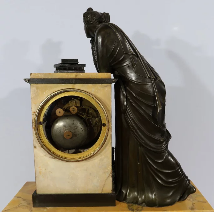 Importante Garniture de Cheminée en Marbre Jaune de Sienne et Bronze patiné, époque Empire – Début XIXe