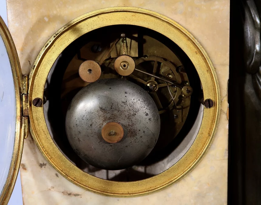 Importante Garniture de Cheminée en Marbre Jaune de Sienne et Bronze patiné, époque Empire – Début XIXe