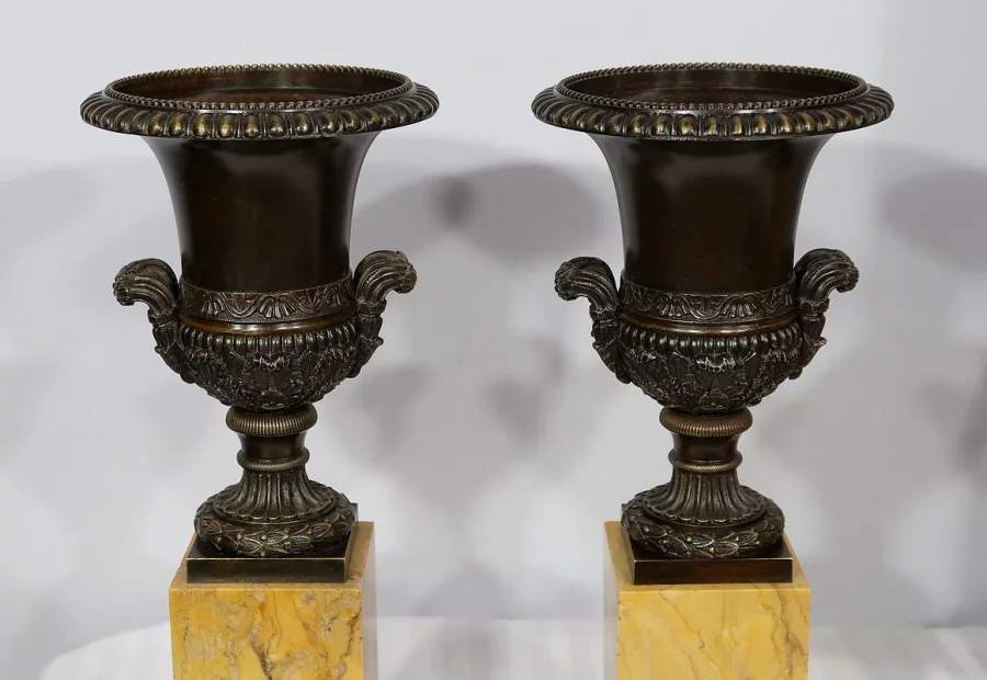 Importante Garniture de Cheminée en Marbre Jaune de Sienne et Bronze patiné, époque Empire – Début XIXe