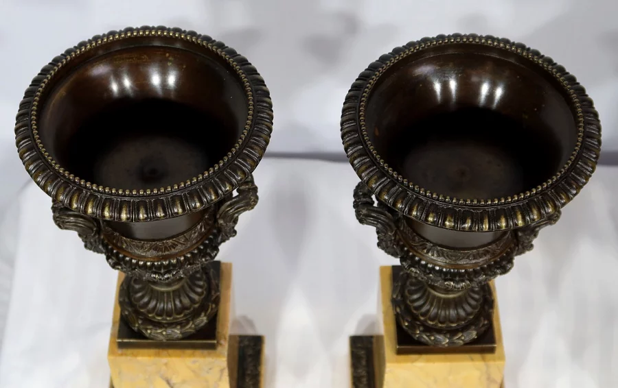 Importante Garniture de Cheminée en Marbre Jaune de Sienne et Bronze patiné, époque Empire – Début XIXe