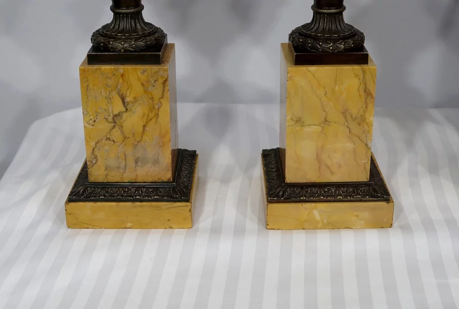 Importante Garniture de Cheminée en Marbre Jaune de Sienne et Bronze patiné, époque Empire – Début XIXe