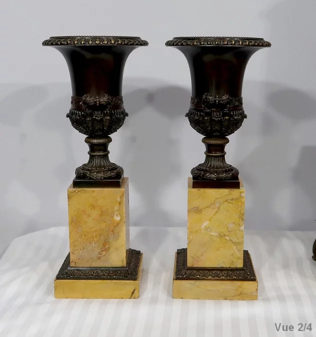 Importante Garniture de Cheminée en Marbre Jaune de Sienne et Bronze patiné, époque Empire – Début XIXe