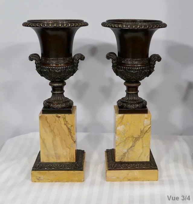 Importante Garniture de Cheminée en Marbre Jaune de Sienne et Bronze patiné, époque Empire – Début XIXe