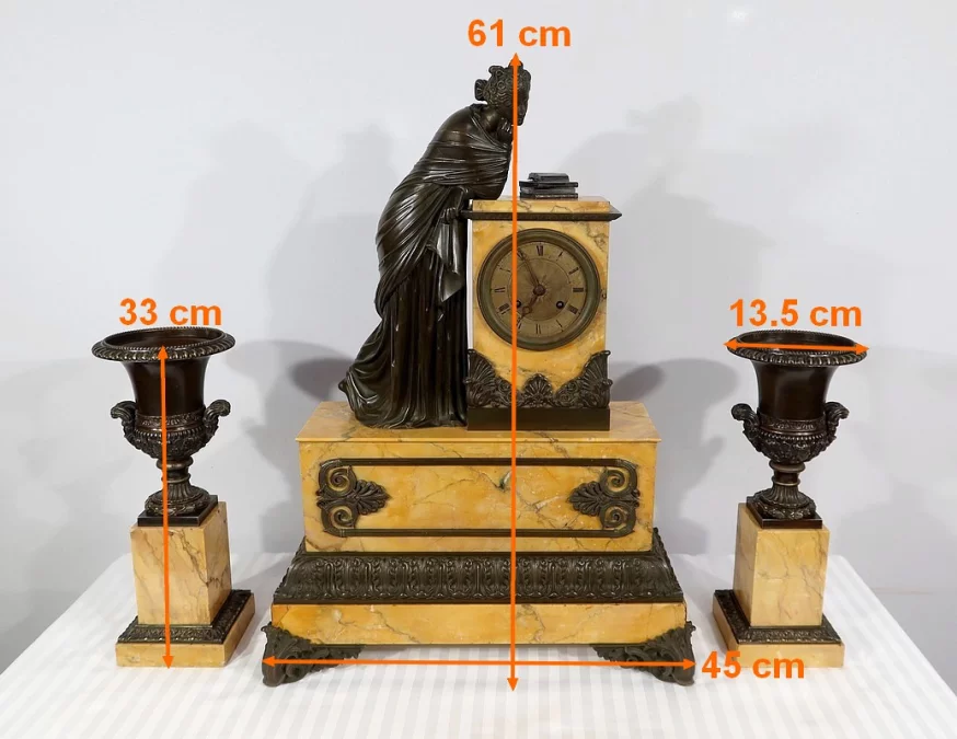 Importante Garniture de Cheminée en Marbre Jaune de Sienne et Bronze patiné, époque Empire – Début XIXe