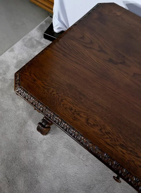 MESA DE ESCRITURA DE ESTILO GÓTICO