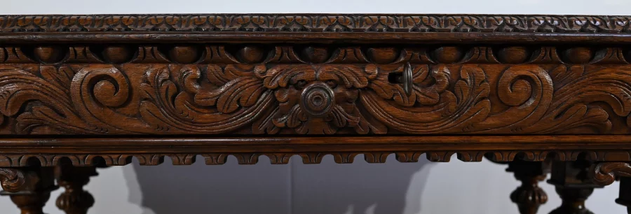 MESA DE ESCRITURA DE ESTILO GÓTICO