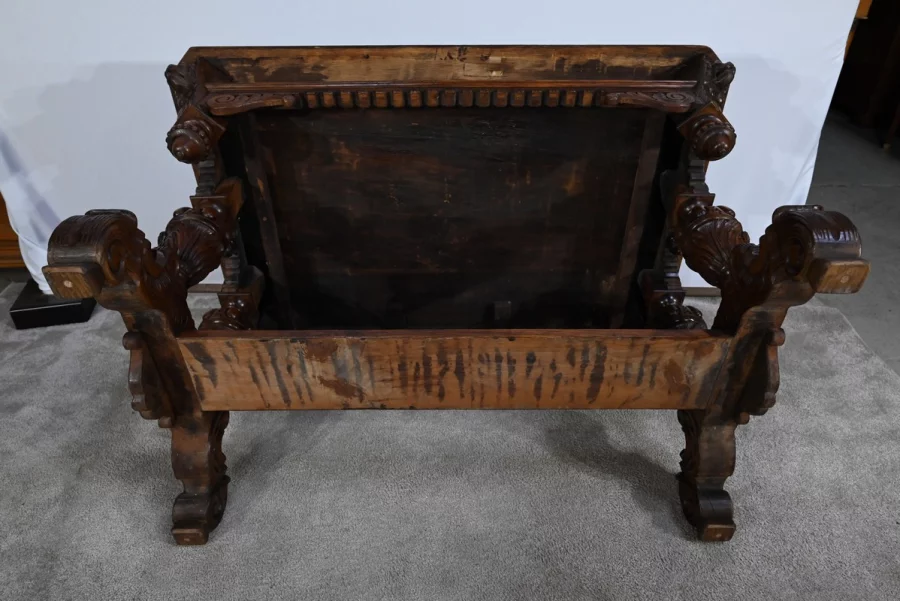 MESA DE ESCRITURA DE ESTILO GÓTICO