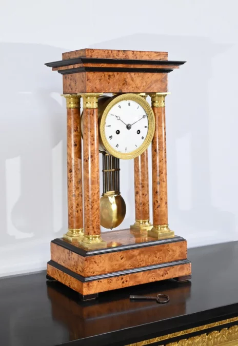 Pendule en Loupe de Thuya, époque Empire – 1ère Partie XIXe