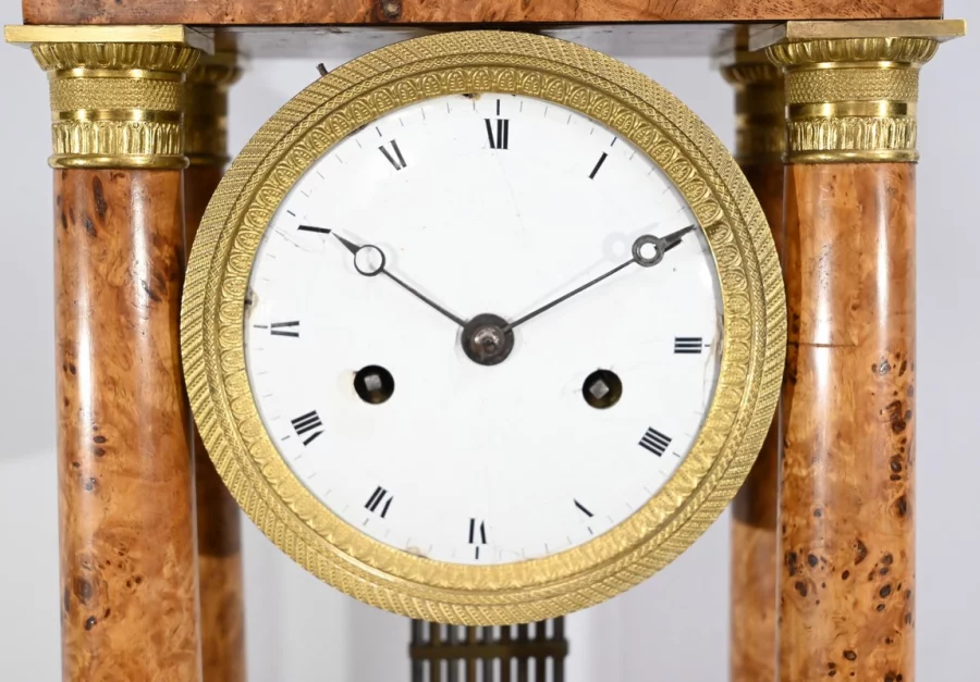 Pendule en Loupe de Thuya, époque Empire – 1ère Partie XIXe