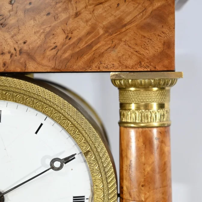 Pendule en Loupe de Thuya, époque Empire – 1ère Partie XIXe