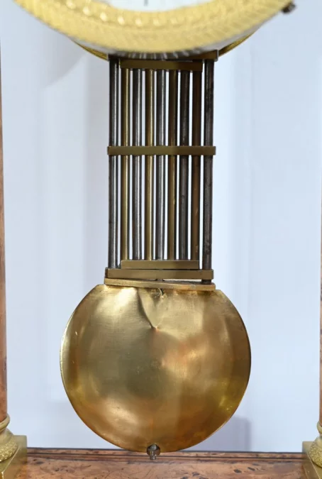 Pendule en Loupe de Thuya, époque Empire – 1ère Partie XIXe