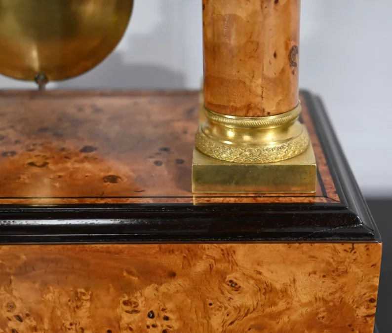 Pendule en Loupe de Thuya, époque Empire – 1ère Partie XIXe