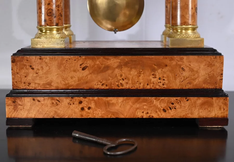 Pendule en Loupe de Thuya, époque Empire – 1ère Partie XIXe