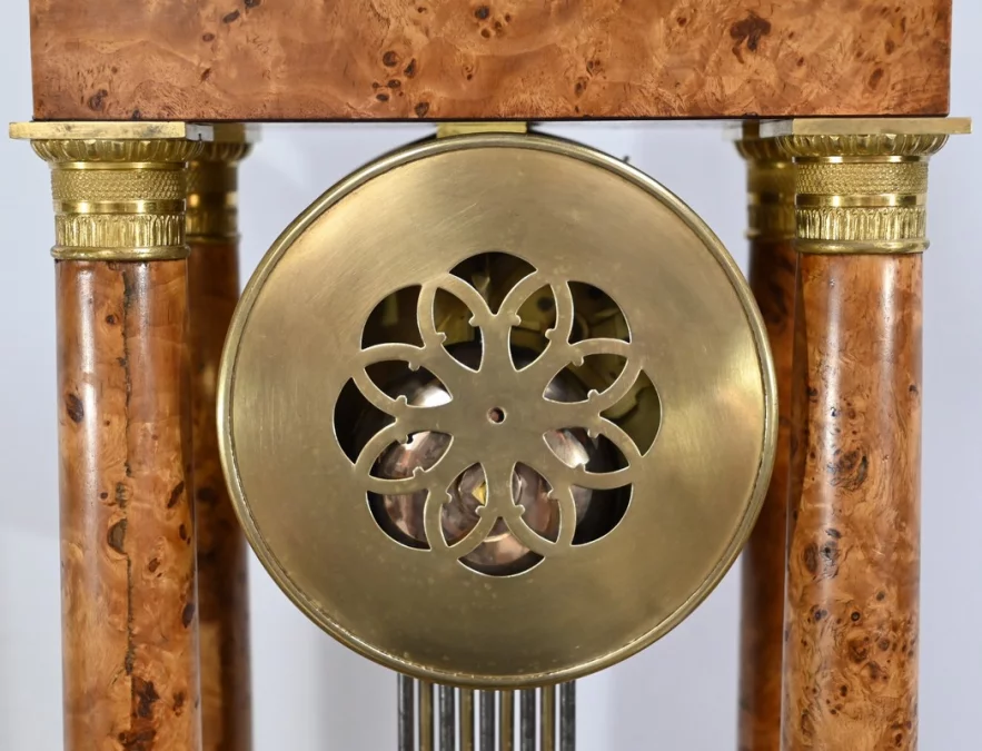 Pendule en Loupe de Thuya, époque Empire – 1ère Partie XIXe
