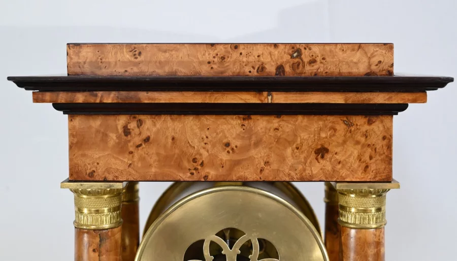 Pendule en Loupe de Thuya, époque Empire – 1ère Partie XIXe