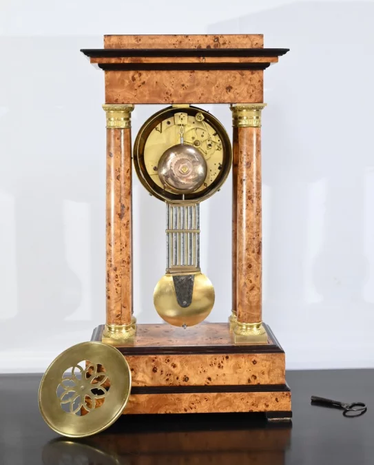 Pendule en Loupe de Thuya, époque Empire – 1ère Partie XIXe