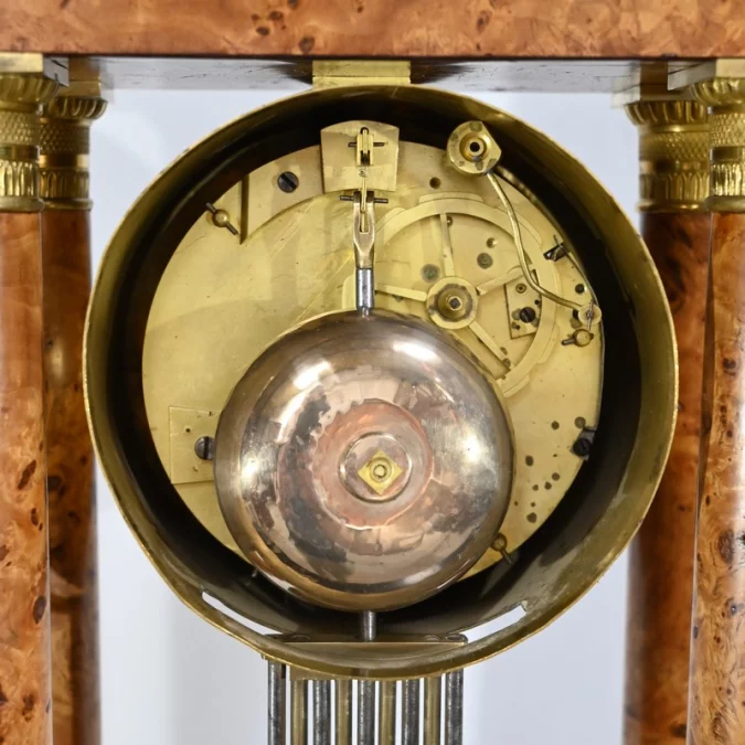 Pendule en Loupe de Thuya, époque Empire – 1ère Partie XIXe