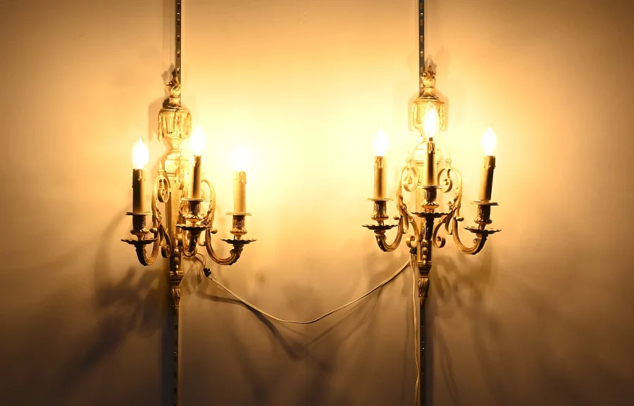 ПАРА БРОНЗОВЫХ НАСТЕННЫХ СВЕТИЛЬНИКОВ В СТИЛЕ ЛЮДОВИКА XVI