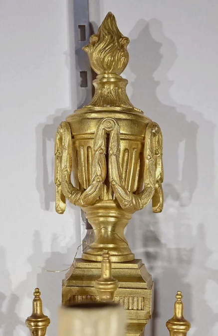 ПАРА БРОНЗОВЫХ НАСТЕННЫХ СВЕТИЛЬНИКОВ В СТИЛЕ ЛЮДОВИКА XVI