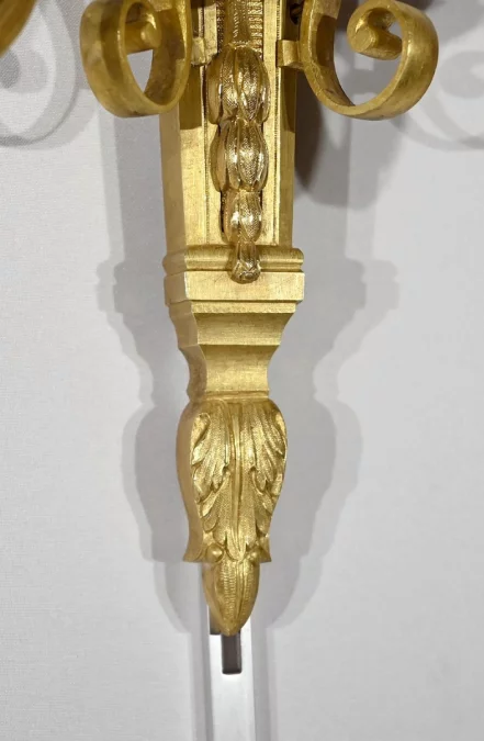 ПАРА БРОНЗОВЫХ НАСТЕННЫХ СВЕТИЛЬНИКОВ В СТИЛЕ ЛЮДОВИКА XVI