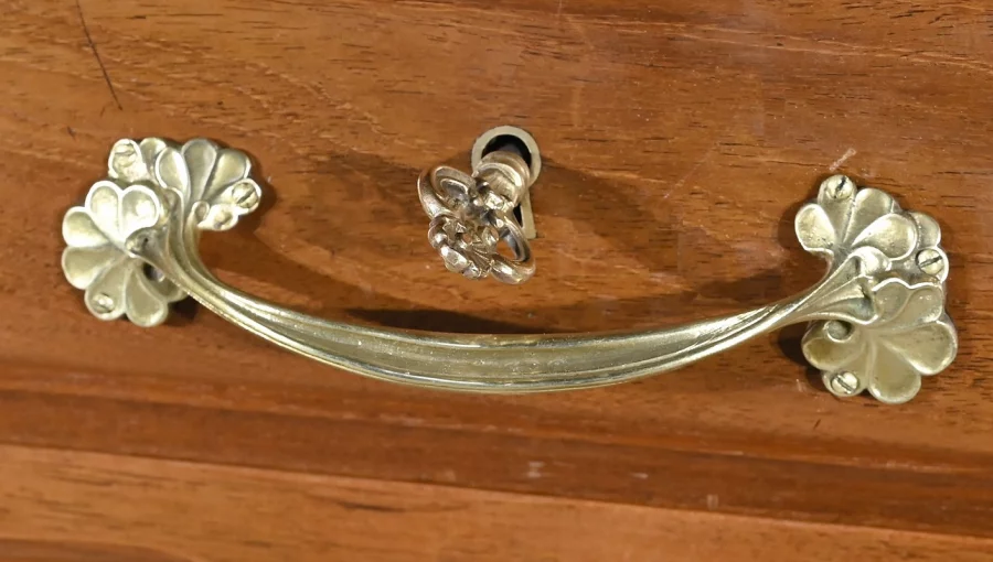 ШКАФ ИЗ КРАСНОГО ДЕРЕВА, приписываемый MAISON E. DIOT