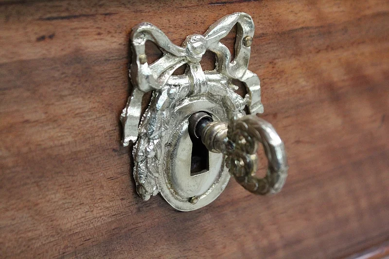 CÓMODA DE LA ÉPOCA LUIS XVI