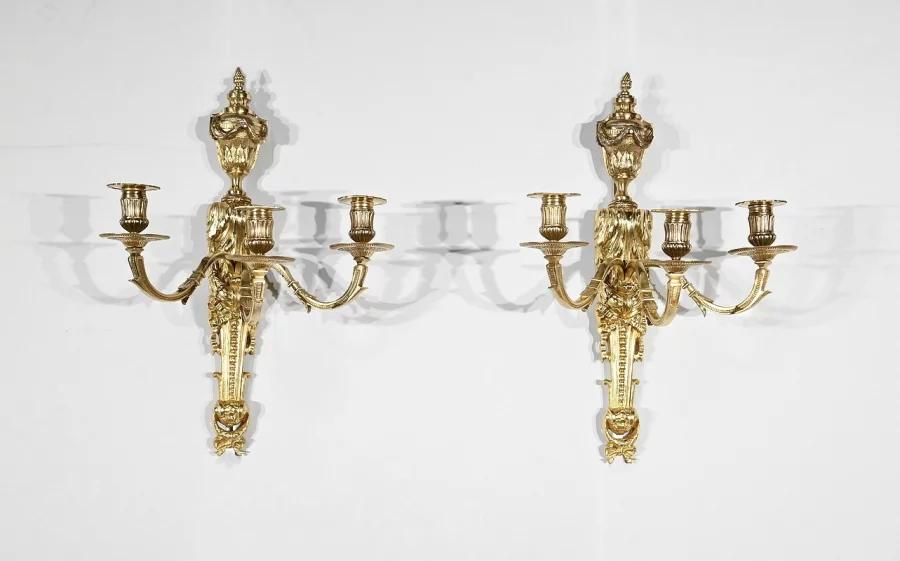 ПАРА БРОНЗОВЫХ НАСТЕННЫХ СВЕТИЛЬНИКОВ В СТИЛЕ ЛЮДОВИКА XVI