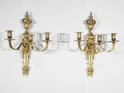ПАРА БРОНЗОВЫХ НАСТЕННЫХ СВЕТИЛЬНИКОВ В СТИЛЕ ЛЮДОВИКА XVI