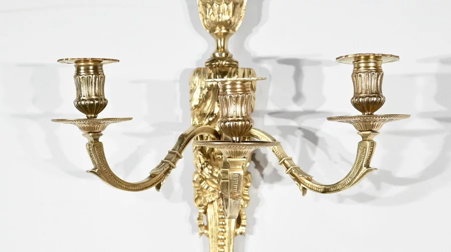 ПАРА БРОНЗОВЫХ НАСТЕННЫХ СВЕТИЛЬНИКОВ В СТИЛЕ ЛЮДОВИКА XVI