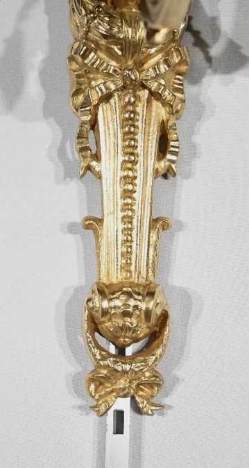 ПАРА БРОНЗОВЫХ НАСТЕННЫХ СВЕТИЛЬНИКОВ В СТИЛЕ ЛЮДОВИКА XVI