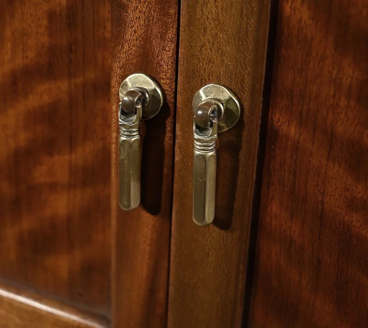 Plattenspielerschrank aus der Art-Déco-Zeit