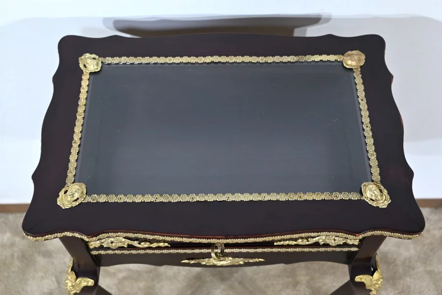 PRÄSENTATIONSTISCH IM LOUIS XV-STIL