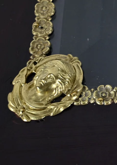 PRÄSENTATIONSTISCH IM LOUIS XV-STIL