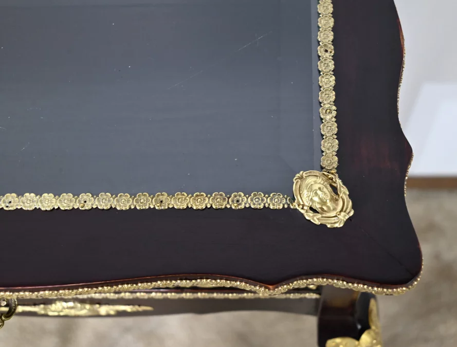 PRÄSENTATIONSTISCH IM LOUIS XV-STIL