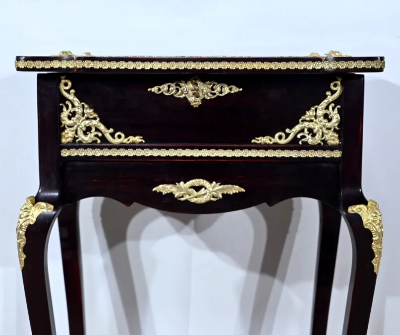 PRÄSENTATIONSTISCH IM LOUIS XV-STIL