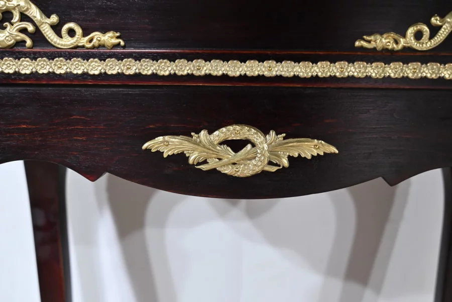 PRÄSENTATIONSTISCH IM LOUIS XV-STIL