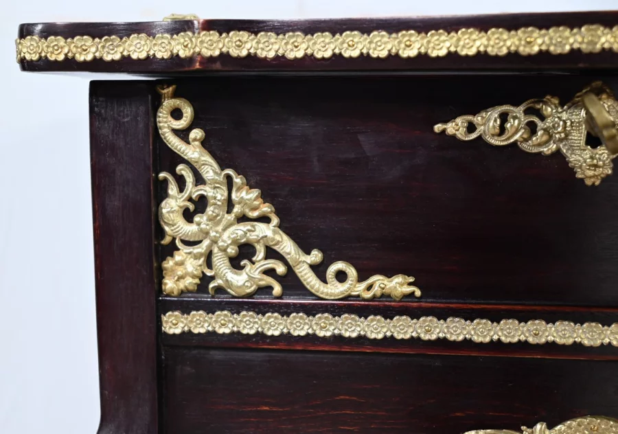 PRÄSENTATIONSTISCH IM LOUIS XV-STIL