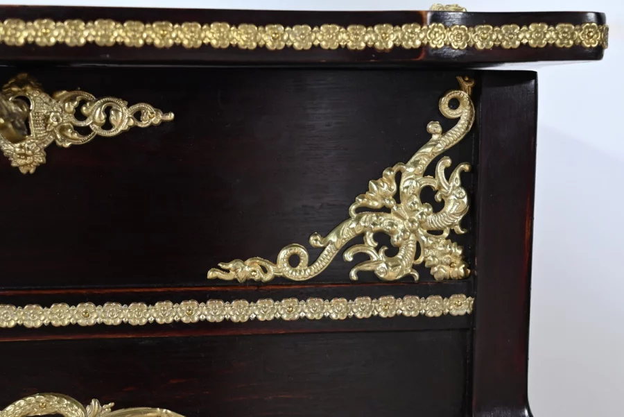 PRÄSENTATIONSTISCH IM LOUIS XV-STIL