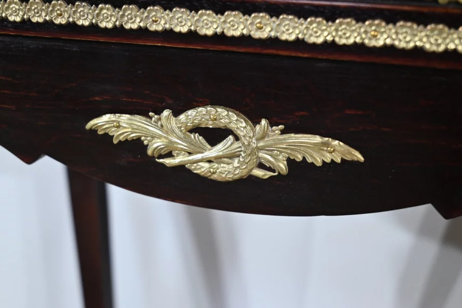 PRÄSENTATIONSTISCH IM LOUIS XV-STIL