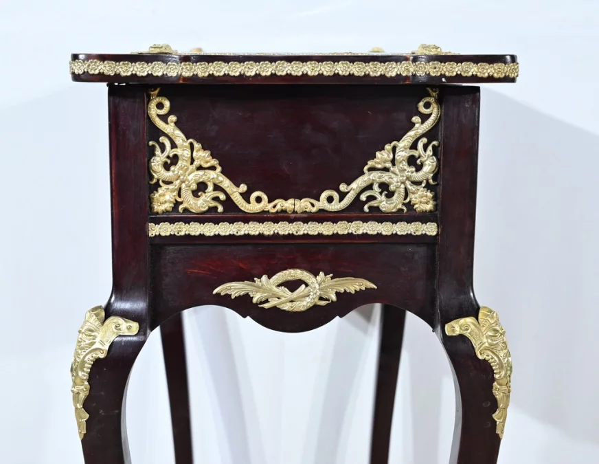 PRÄSENTATIONSTISCH IM LOUIS XV-STIL