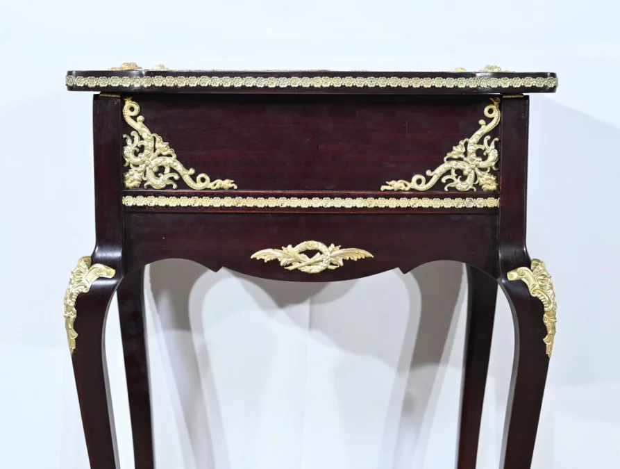 PRÄSENTATIONSTISCH IM LOUIS XV-STIL