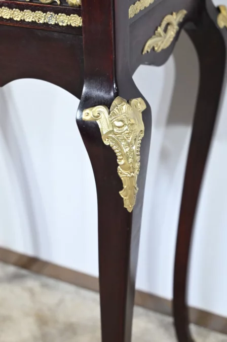 PRÄSENTATIONSTISCH IM LOUIS XV-STIL