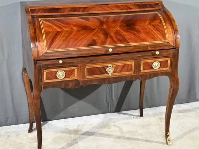 Schreibtisch mit Zylinderplatte