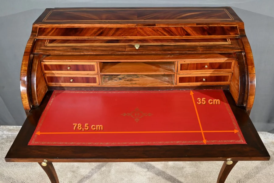 Schreibtisch mit Zylinderplatte