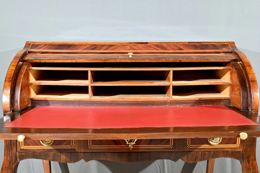 Schreibtisch mit Zylinderplatte