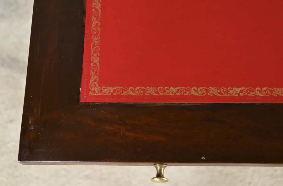 Schreibtisch mit Zylinderplatte